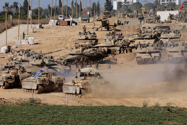 이스라엘군 탱크와 군용 차량들이 지난달 29일 가자지구 국경 인접 지역에 집결해 있다.(사진=AFP/연합뉴스)