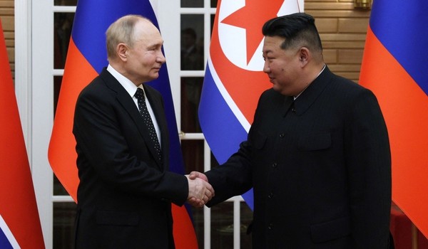 악수하는 김정은 북한 국무위원장과 푸틴 러시아 대통령.(사진=AFP/연합뉴스)