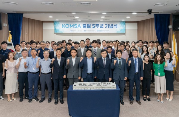 한국해양교통안전공단(KOMSA)은 28일 세종시 본사에서 온라인과 오프라인으로 전 임직원이 참석한 가운데 ‘출범 5주년’ 기념식을 가졌다고 밝혔다. KOMSA는 전신인 1979년 1월 한국어선협회를 시작으로 기관의 기능을 확대·개편해 지난 2019년 7월 한국해양교통안전공단으로 새롭게 출범했다고 설명했다. 이날 행사는 유공직원 포상, 출범 5주년 경과 보고, 친환경·탄소중립 실천 결의 등으로 진행됐다. KOMSA는 특히 '친환경·탄소중립 실천 10가지 수칙'을 마련하고 해양교통분야 친환경․탄소중립 선도를 위해 결의를 다짐했다. 김준석 KOMSA 이사장(앞줄 오른쪽에서 여섯 번째) 등이 기념사진을 찍고 있다.(사진=KOMSA 제공)
