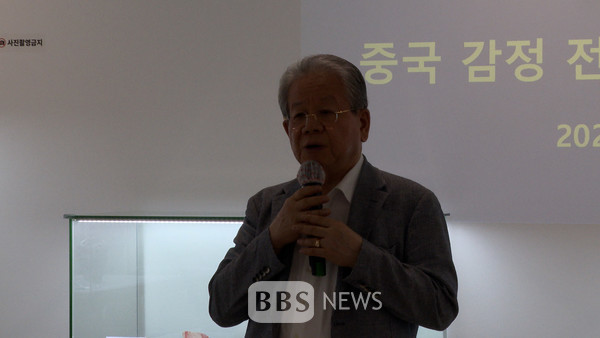 김종춘 다보성갤러리 회장이 인사말을 하고 있다.