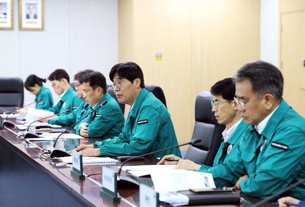 김형렬 행복청장(오른쪽에서 세 번째)이 1일 우기 대비 건설현장 안전관리 대책 특별점검 회의에서 모두 발언을 하고 있다.(사진=행복청 제공)