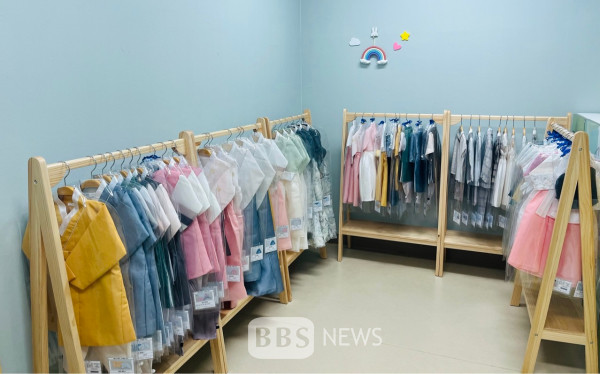대구 동구청(구청장 윤석준) 육아종합지원센터는 대구 최초로 영유아 가정을 위한 드레스 대여사업을 시작했다. 동구청 제공