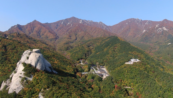 금강산 첫 봉우리인 신선봉 아래 자리한 미륵도량 금강산 화암사는 스님들께 쌀을 내어주던 수바위와 장엄하게 조성한 미륵전 등 빼어난 경관을 자랑하는 호국도량이다. 