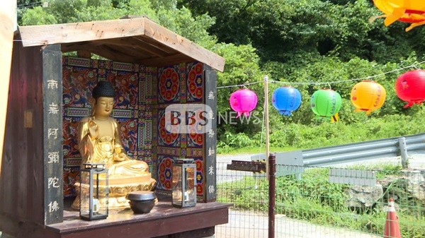 대기업과 관할구청의 횡포에 반쪽으로 쪼개질 위기에 처한 경기도 가평 진여선원의 아미타불상.