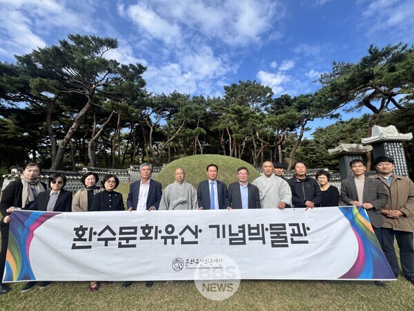 환수문화유산기념박물관 조성을 위한 상생협약식 후 이순신 장군 묘소 참배 기념촬영  [(재)문화유산회복재단 제공]