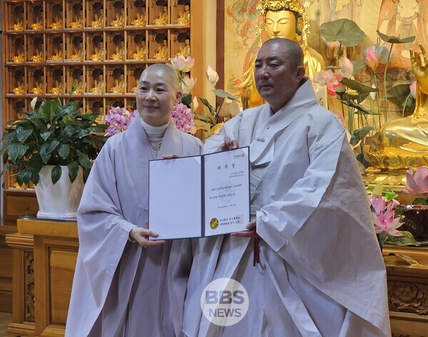 동국대학교 이사장 돈관스님이 30일 혜능스님에게 '심우회' 지도법사 위촉장을 전달하고 있다.