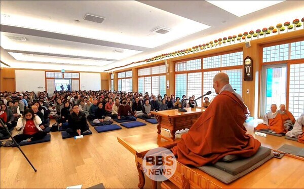 문경 세계명상마을 선원장 각산스님이 9일 '명상힐링캠프' 참석 대중에게 법문을 하고 있다. BBS 불교방송 김종렬 기자