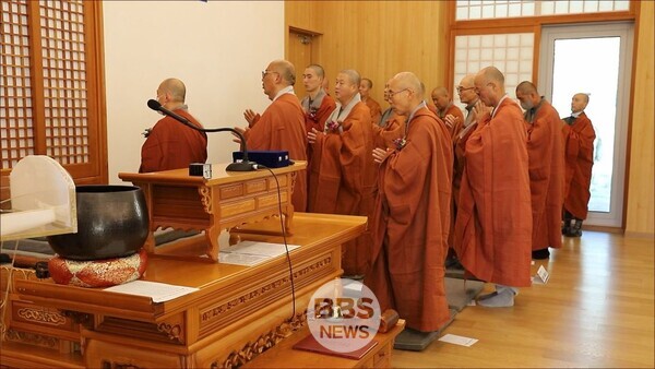 9일 문경 세계명상마을에서 열린 '명상힐링캠프'  입소 법회 참석 대중이 반야심경을 봉독하고 있다.