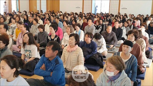 문경 세계명상마을 힐링캠프 참석 대중이 선원장 각산스님의 법문을 듣고 있다. BBS 불교방송 김종렬 기자