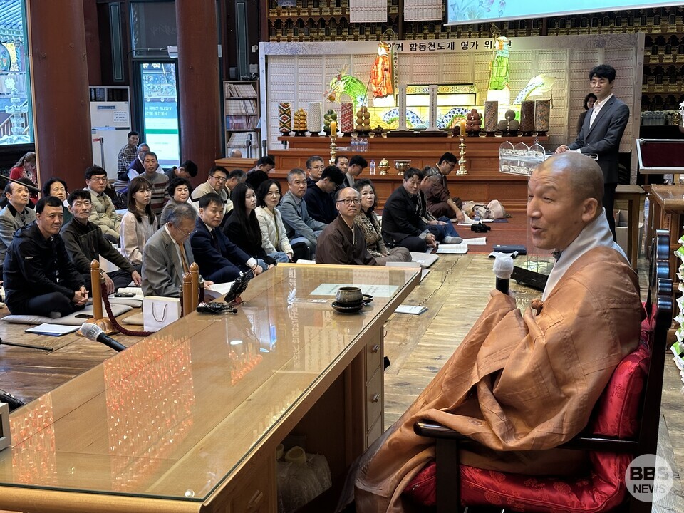 조계종 중앙종회의장 주경스님이 전국교정인연합회 창립 30주년 기념법회 법사로 자리해 법문을 하고 있다.