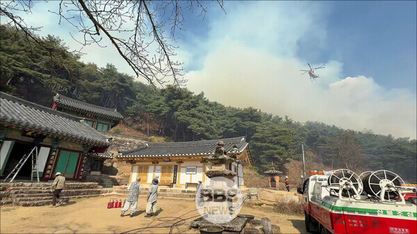 의성군 야산 산불 확산...천년고찰 운람사 사수하라
