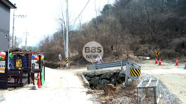 경기도 가평 진여선원과 훼불위기에 놓인 불상을 모셔둔 전각 옆으로 임시 우회도로가 나 있다.