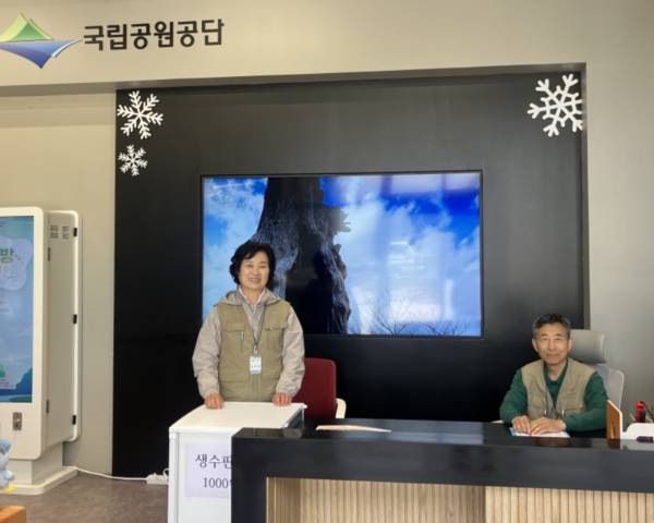 태백산 하늘전망대에서 안내를 담당하고 있는 태백시니어클럽 어르신들.(사진=국립공원공단 제공)