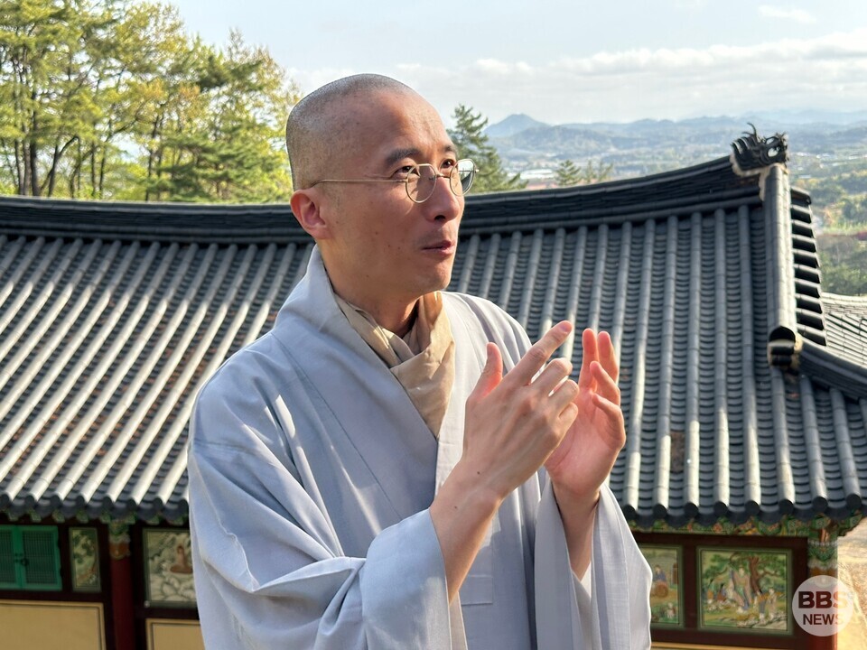 파리 길상사 주지 혜원스님이 간화선에 대해 설명하고 있다.