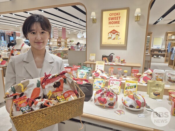 롯데백화점 부산본점 지하1층 라이프스타일 큐레이션숍 '시시호시'에서는 7월 6일(일)까지 '오뚜기'와 감성 라이프스타일 브랜드 '키티버니포니'가 협업한 이색 컬래버레이션 제품들은 선보인다. 라면, 스낵, 소스 등 오뚜기 대표 제품들이 '키티버니포니' 디자인으로 재해석되어 전시·판매 중이며 파우치 등 귀여운 캐릭터 굿즈도 함께 선보여 브랜드 팬층과 MZ세대 고객들의 이목을 집중시키고 있다. 