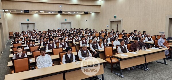 5분 명상에 잠겨있는 포교사들.