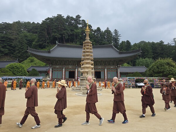 오대산서 세계 청년들 ‘삭발식’… 월정사 글로벌 명상 본격 시작 / 사진=BBS 최승한 기자