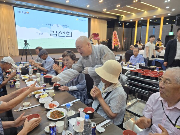월정사복지재단, 강릉 지역 어르신 1,000명에게 보양식 나눔 행사 개최 / 사진=BBS 최승한 기자