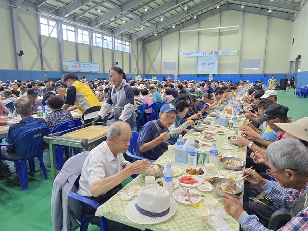 월정사복지재단, 진부 어르신 600명 초청해 ‘자비 한 그릇’ 삼계탕 나눔 / 사진=BBS 최승한 기자
