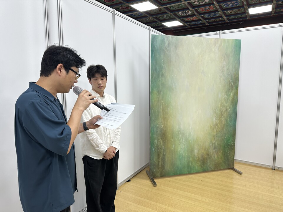 자신의 작품 '빛의 공기' 앞에 선 진종환 작가
