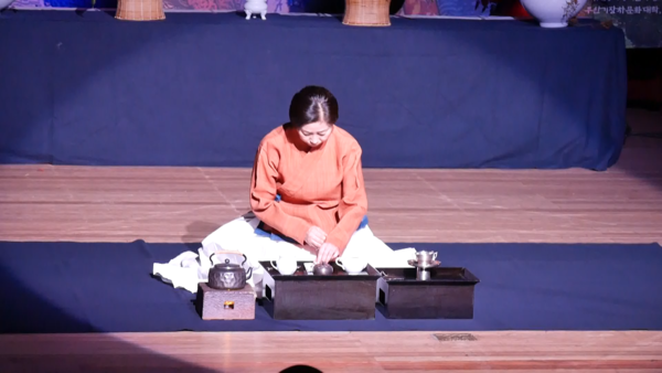 '제12회 부산기장국제차문화축제' 중 '허왕후 헌다례' 헌다 모습.