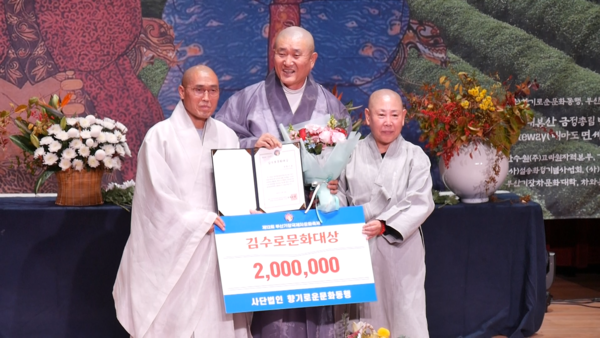 사진 가운데, 부산영산재보존회 이사장 성림스님.