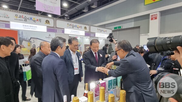 14일 열린 우리술대축제 개막식 이후 주요 인사들이 현장을 찾아 시음을 하고 있다.