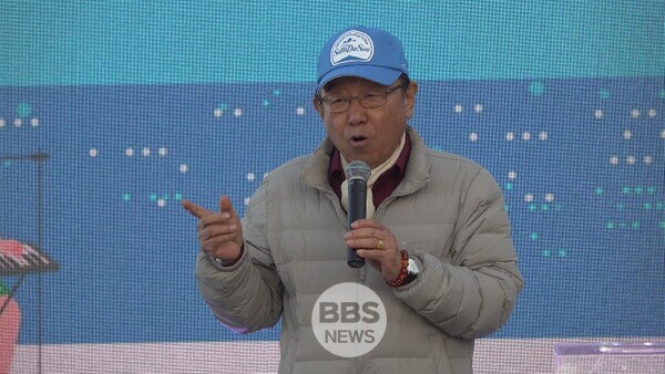 윤두호 BBS제주불교방송 사장이 개회선언을 하고 있다.