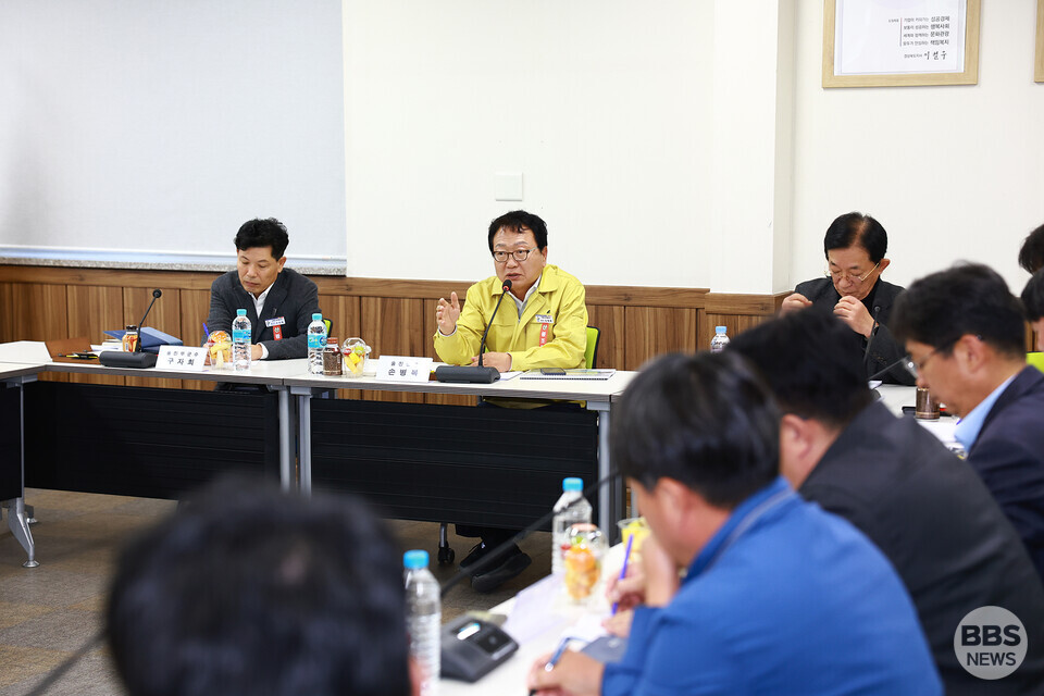 경북 울진군은 21일 군청 중회의실에서 ‘울진군 수소도시 조성사업 마스터플랜 수립 용역’ 중간보고회를 개최했다.