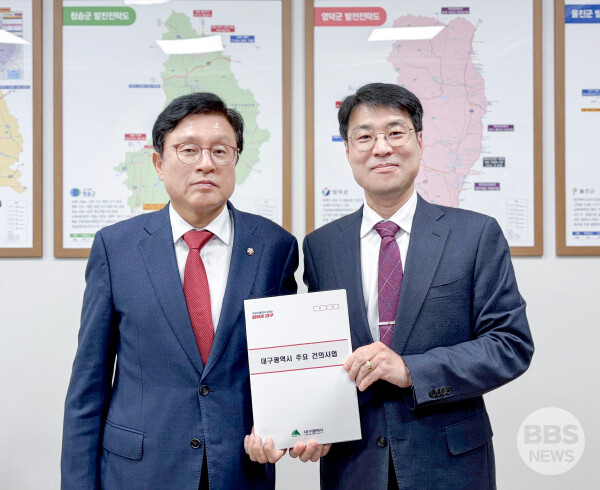 김정기 대구광역시장 권한대행 행정부시장이 24일 국회를 방문해 박형수 예산결산특별위원회 간사를 만나 대구시 주요 현안 사업에 대한 내년도 국비 반영을 적극 요청했다. 대구시 제공