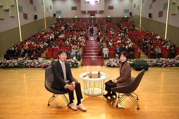 동국대학교를 찾은 토니상 6관왕 수상 의 박천휴 작가. (사진=동국대 홍보실 제공)