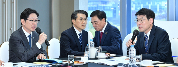 대구광역시는 11월 25일, 지방시대위원회가 주관한 ‘5극3특 국가균형성장’ 권역별 순회 간담회의 첫 번째 권역으로 경상북도와 함께 참석해 정부 추진 현황과 대구·경북의 공동 대응 방향을 논의했다. 대구시 제공