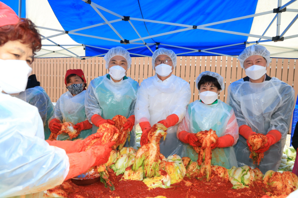 (왼쪽부터) 윤종현 수성구새마을회장, 김대권 수성구청장, 조규화 수성구의회 의장, 권영훈 iM뱅크 수성구청지점장이 김치를 담그고 있다. 수성구청 제공