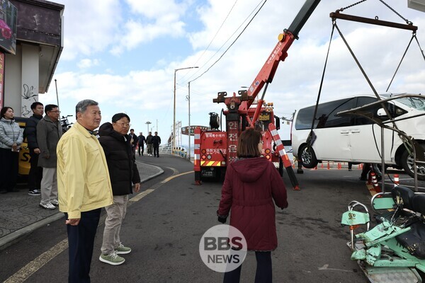 김완근 제주시장이 26일 제주시 우도면 연평리 천진항에서 사고 현장을 점검하고 있는 모습. 제주시 제공.