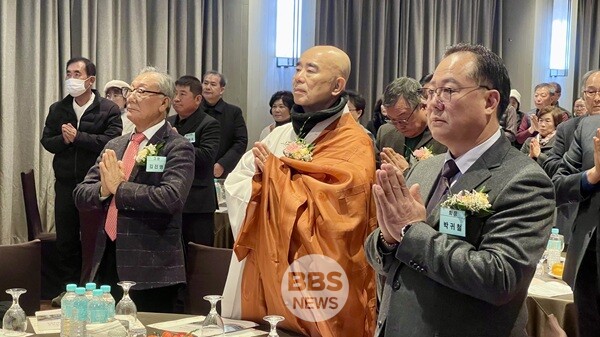 사진 왼쪽부터 청향회 김진명 고문, 월정사 주지 정념스님, 청향회 박귀철 회장