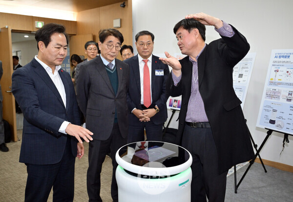 경북도, 돌봄 시설 10곳에 로봇 100대 배치