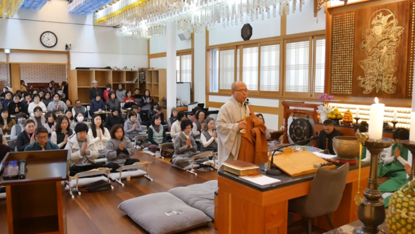 김해 불인사 법화경 독송기도 모습.