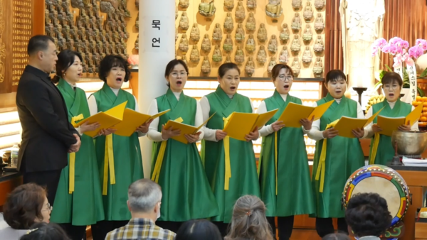 한우리합창단 음성공양 모습.