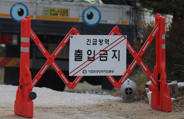 (참고사진)4일 경남 창녕군 대합면 아프리카돼지열병(ASF)이 발생한 돼지 사육 농가 주변에 출입 금지 안내판이 세워져 있다.(사진=연합뉴스)