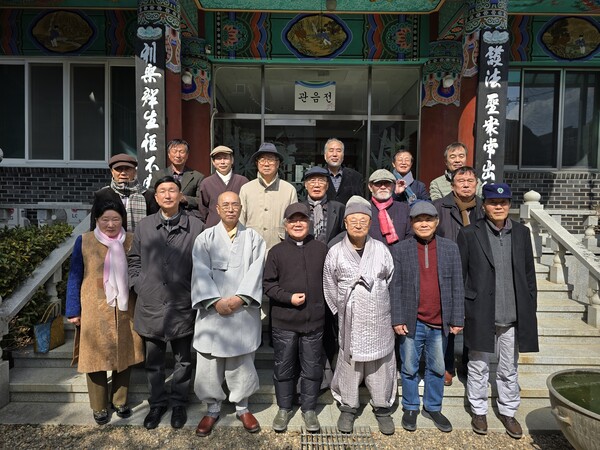 오늘(6일) 대구 보광원에서 열린 제26회 대구종교간 대화모임에 참여한 참석자들이 기념 사진을 촬영하고 있다.