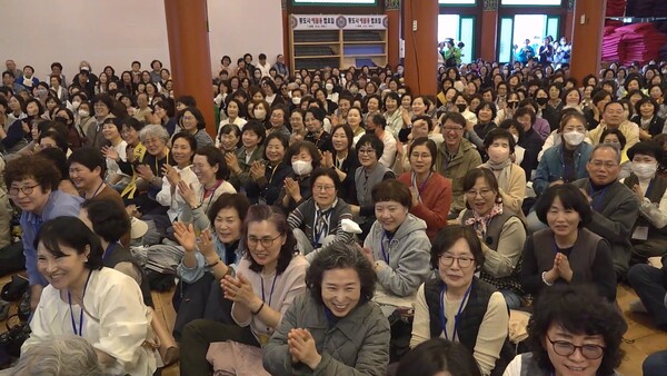 영축총림 통도사 설법전에 모인 월정사 사부대중. BBS.&nbsp;