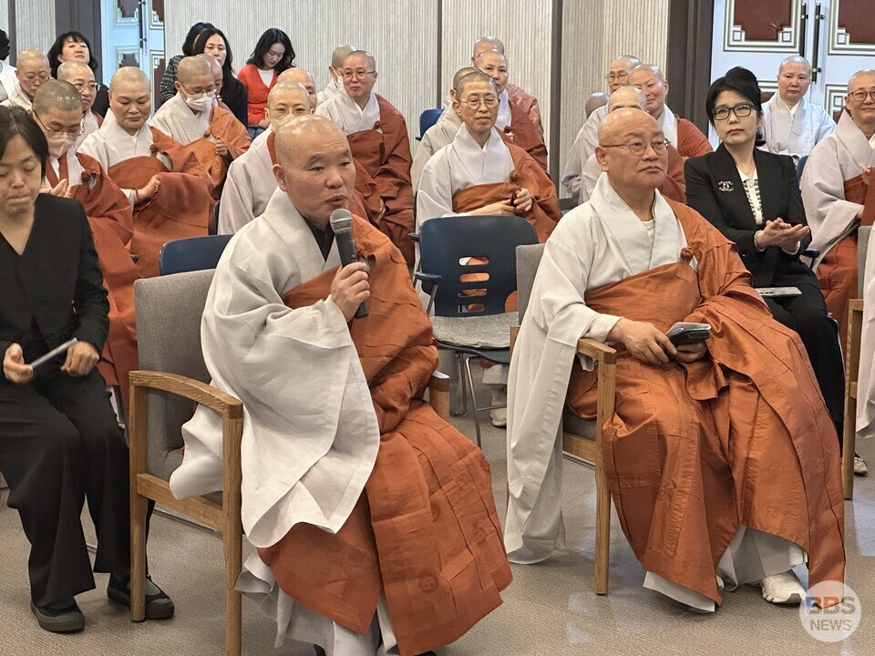 정념스님의 일문일답 시간, 중앙승가대 총장 월우스님이 직접 마이크를 쥐고 질문을 했다.