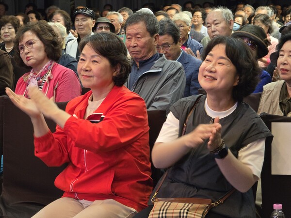 월정사복지재단, 강릉서 어르신 800명 초청 ‘연꽃피는 어버이날’ 효 잔치 개최