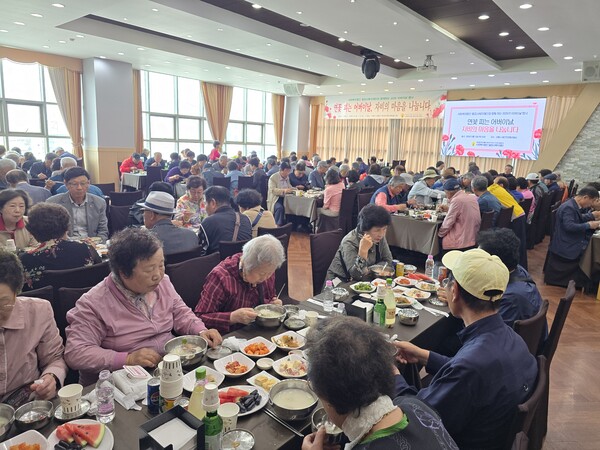 월정사복지재단, 강릉서 어르신 800명 초청 ‘연꽃피는 어버이날’ 효 잔치 개최