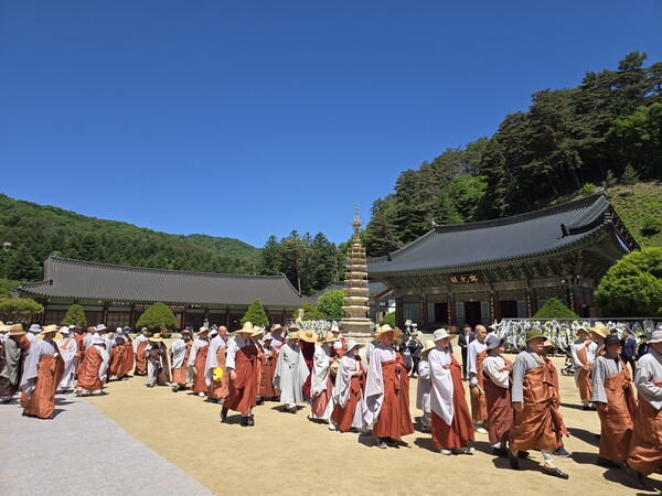 삼보 대종사 영결·다비식 엄수…사부대중 "수행 정신 이어가겠습니다"
