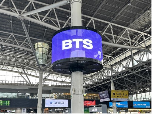 사진=부산역에 BTS와 아미를 환영하는 문구가 표출되고 있다(코레일 제공)