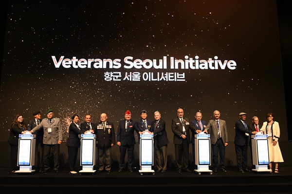 한국전쟁 참전 및 지원 14개국 재향군인회장단이 7월 28일 서울 엘타워에서 열린 2026 서울국제향군포럼에서 ‘향군 서울 이니셔티브’ 선포 세레모니를 하고 있다 (사진=대한민국재향군인회)