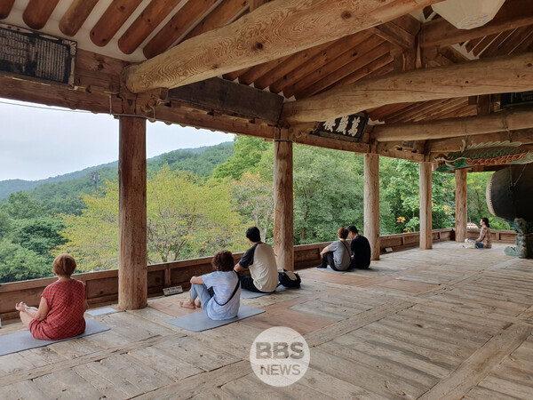 봉정사 덕휘루에서 명상을 즐기는 관광객들. BBS 불교방송 김종렬 기자