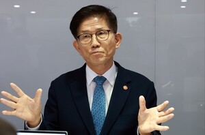 <b>김문수</b>고용장관 "<b>공수처 폐지</b>돼야...내란 판단은 헌재 아닌 형사재판에...
