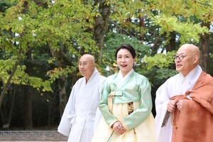[포토뉴스] <b>불국사</b> 찾은 <b>김혜경 여사</b>와 APEC 정상 배우자들